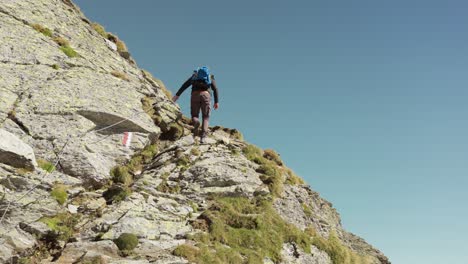 excursionista caminando y subiendo a la cima de la fuente de la montaña de valmalenco en la temporada de verano, italia