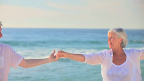 Pareja-Madura,-Bailando-Y-Riendo,-En-Una-Playa