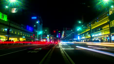 el lapso nocturno cerca de la estación en shinjuku lado sur ángulo bajo de inclinación hacia abajo