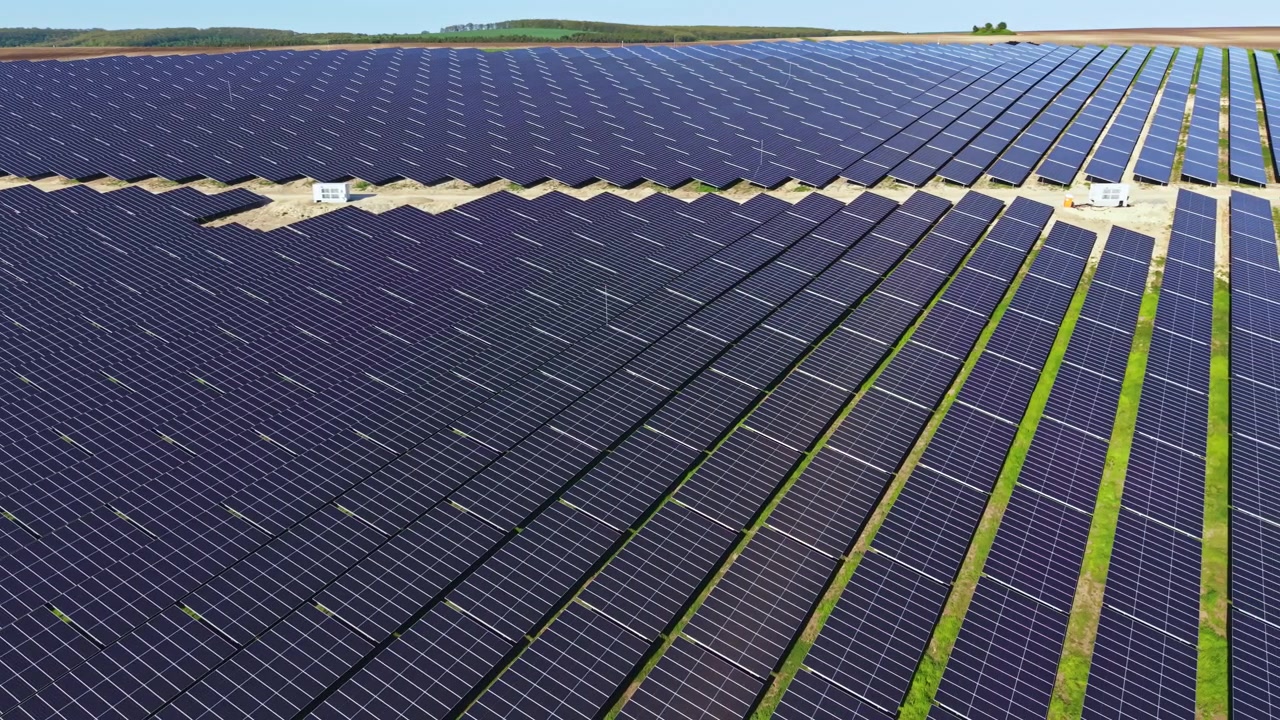 I pannelli solari coprono una vasta area in una posizione soleggiata durante il giorno, generando energia pulita per le comunità vicine e contribuendo agli sforzi per l'energia rinnovabile.