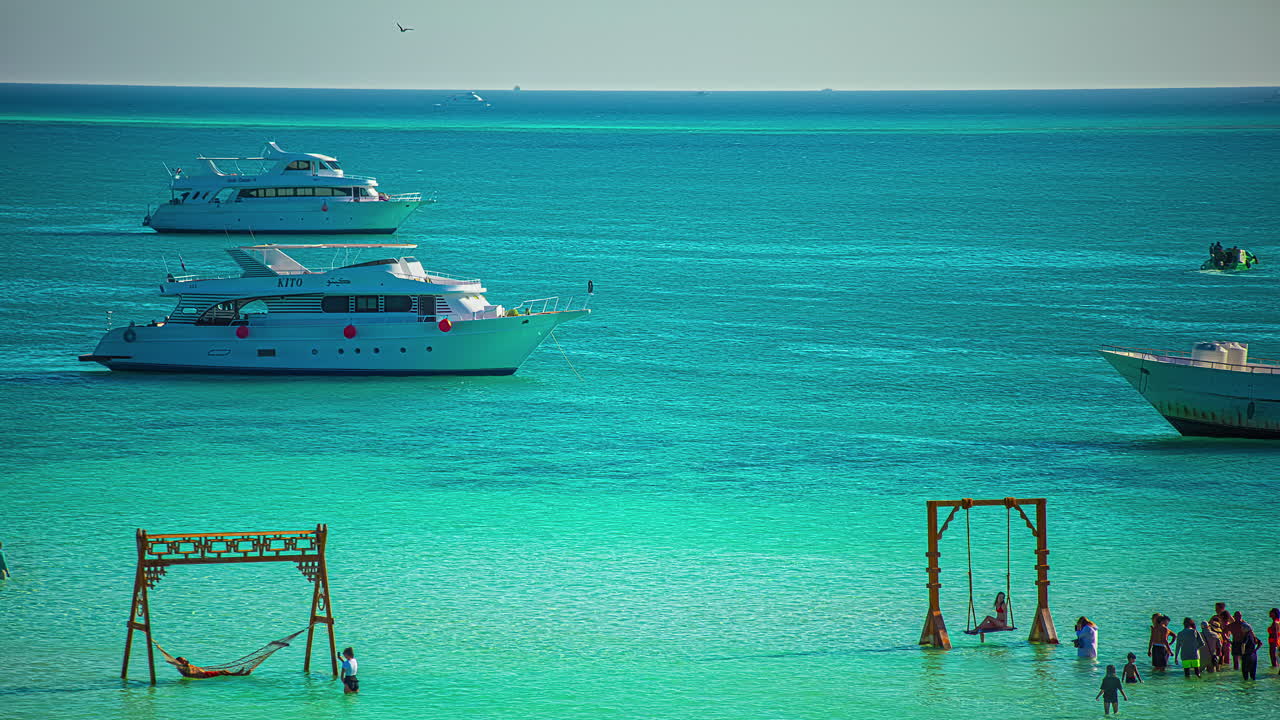 이집트 홍해의 오렌지 베이를 건너는 사람들의 실루엣 - 시간 경과