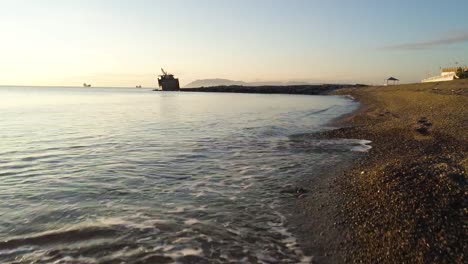 escena de playa de amanecer con olas tranquilas