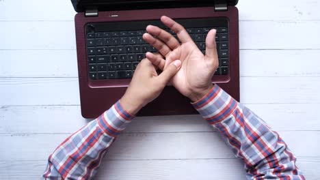 dolor en la mano mientras se utiliza la computadora portátil
