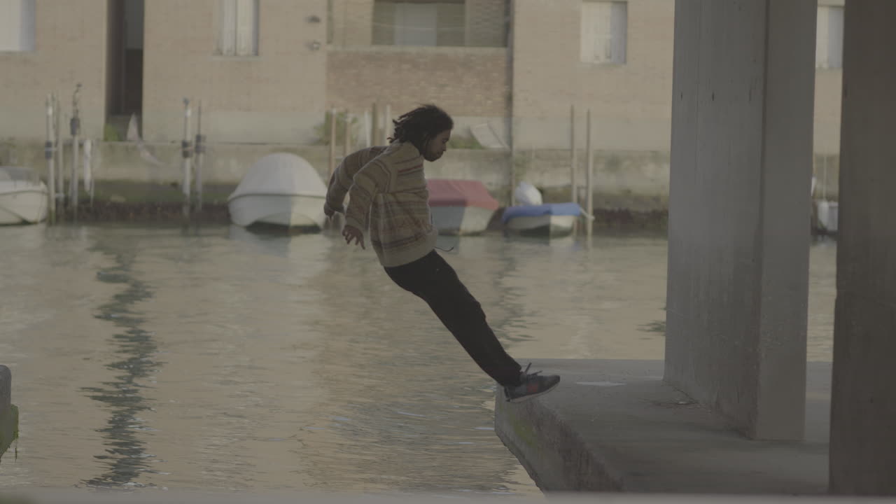 Urban Parkour in Canal City