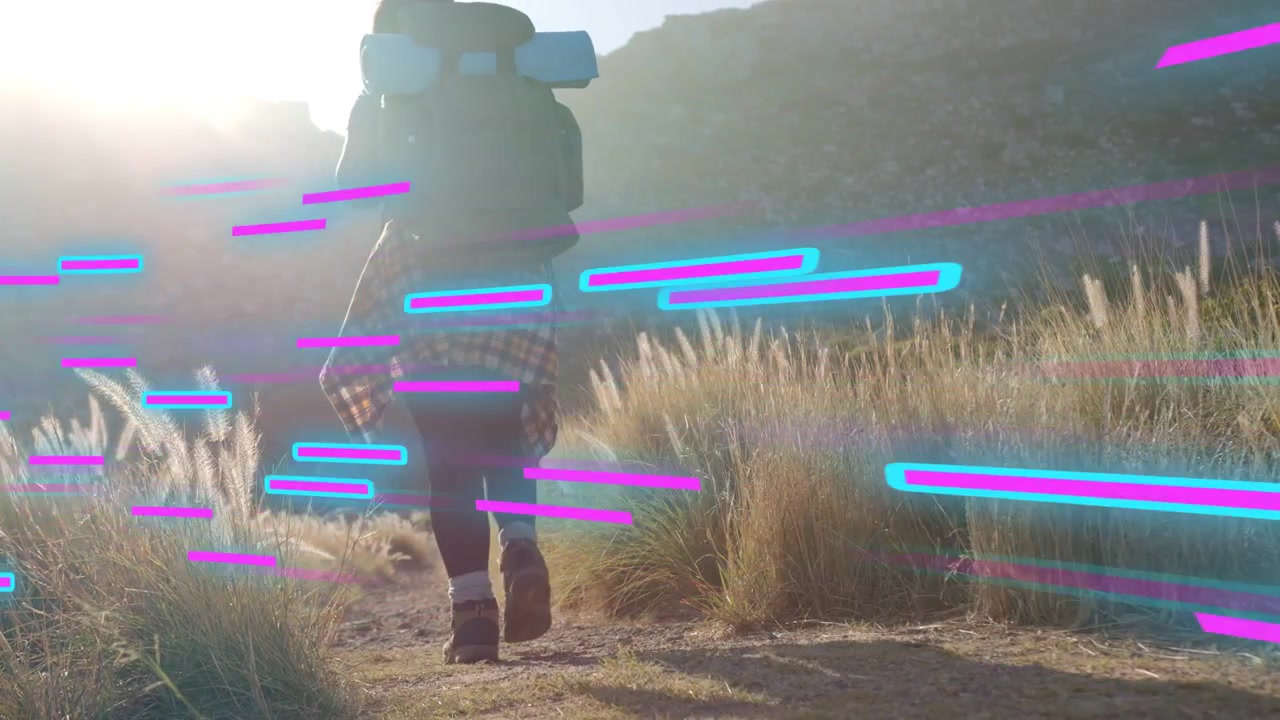 Donna in viaggio che cammina lungo un sentiero con zaino e materassino, strisce al neon che la avvolgono, sole in controluce.