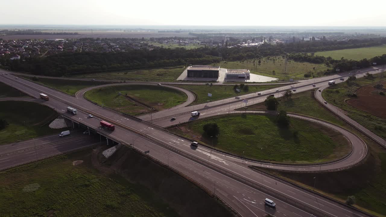 el tráfico de coches en el puente de trébol. transporte de carga.