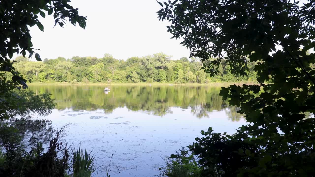 해안에서 본 호수의 보트에서 가족을 구호하기 위해 앞뒤로 미끄러짐