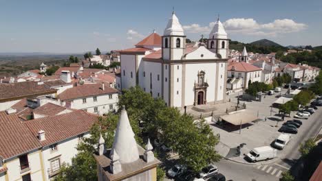 vista aérea de la iglesia igreja matriz de santa maria da devesa, castelo do vide, portugal