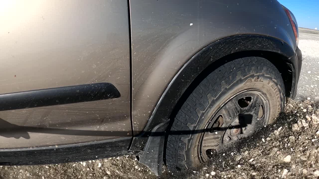 suv가 진이 많은 해변을 고 진과 을 가로질러 뛰어다니고 있습니다.