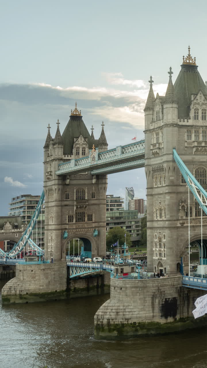 timelapse di tower bridge, londra in verticale