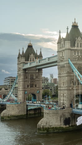 timelapse de tower bridge, londres em vertical
