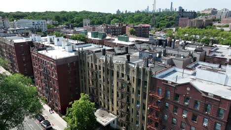 altos y viejos edificios de apartamentos en la ciudad de nueva york