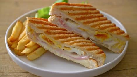 sándwich de jamón y queso con huevo y patatas fritas