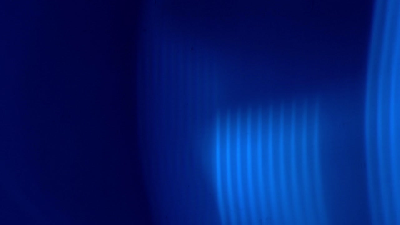 Fughe di luce blu dinamiche e bagliori dell'obiettivo ottico
