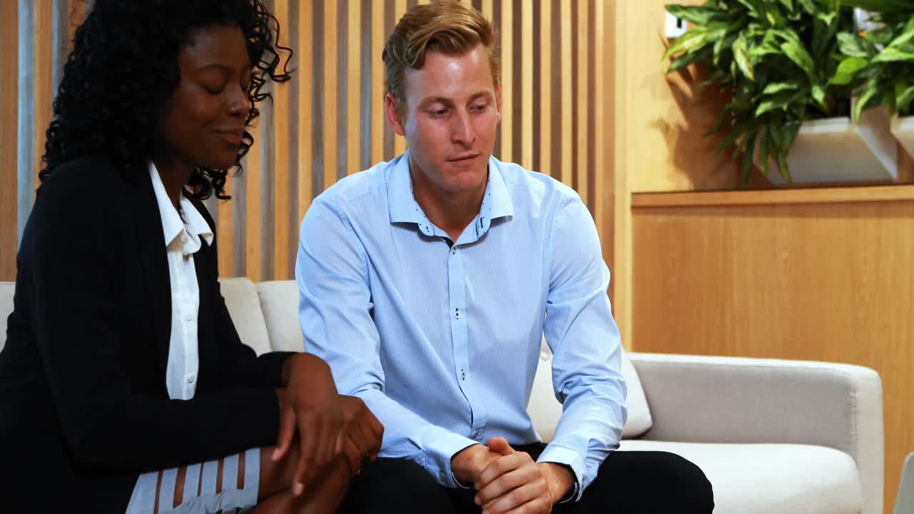 mujer de negocios y colega interactuando en una reunión