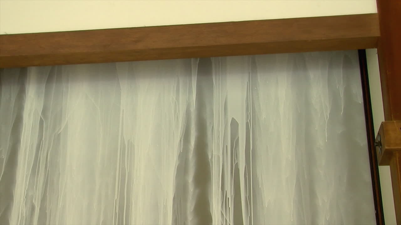 일본 가옥의 벽화와 목공 세부 사항을 가로질러 왼쪽에서 오른쪽으로 이동