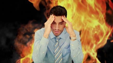 Un hombre de negocios estresado con dolor de cabeza.