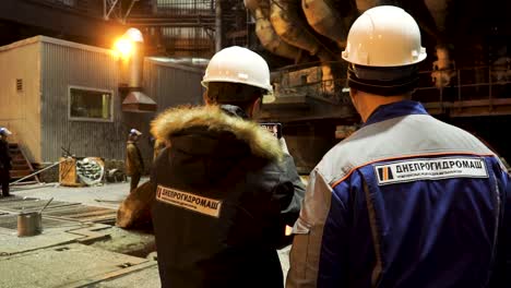 trabajadores industriales que supervisan el procesamiento de metales