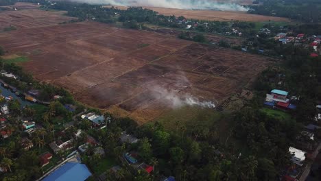 Vista-Aérea-De-Drones-Del-Campo-En-Llamas-En-Alleppey,-Kerala