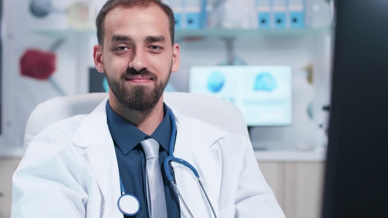 medico che lavora al computer in un ufficio medico