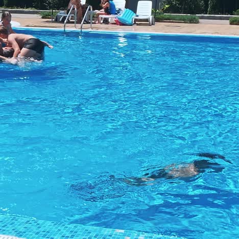 niños felices cerca de la piscina