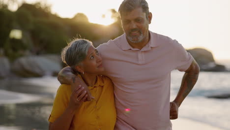 Pareja-Mayor,-Caminar-Y-Abrazo-En-La-Playa