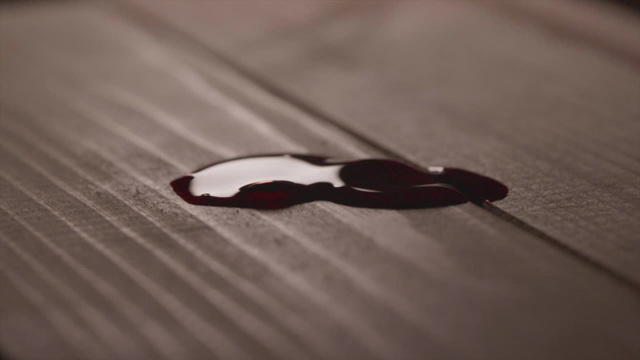 나무 표면에 떨어지는 붉은 피. 확대