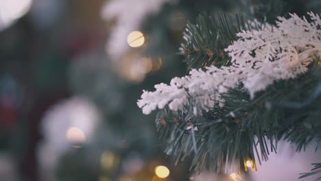 rama de árbol de navidad con decoración y luces de colores.