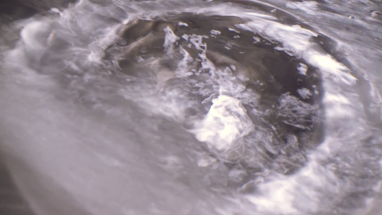 수도꼭지가 켜져 있고 싱크대가 물로 채워져 세탁물 싱크대 구멍을 닫는 매크로