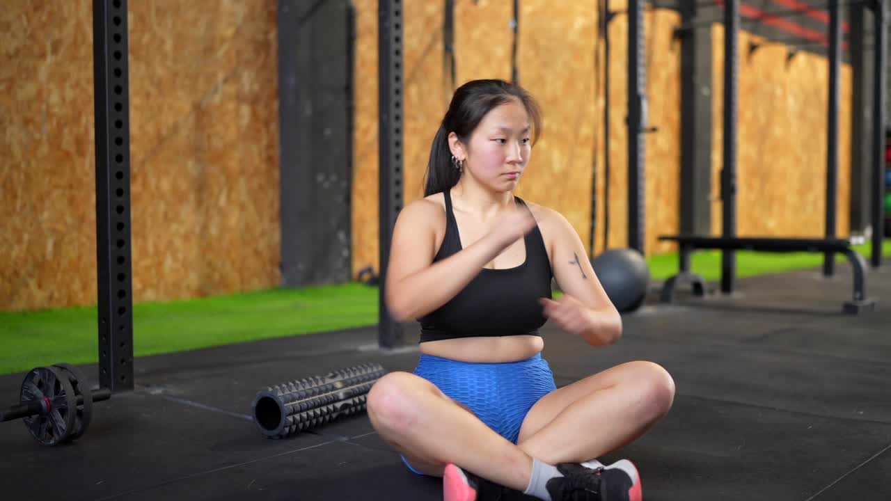 체육관 에서 스트레칭 하는 여자