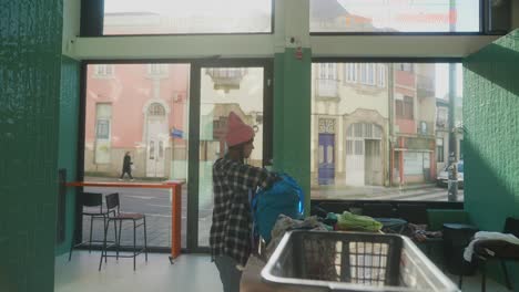 mujer lavando la ropa en una lavandería moderna