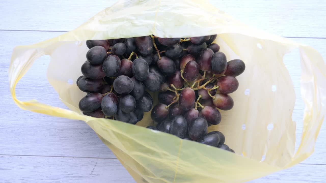 플라스틱 가방 에 은 포도 한 어리