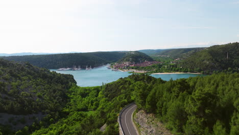 überfahrt über die bergstraße mit blick auf die stadt skradin eingang zum krka nationalpark in kroatien