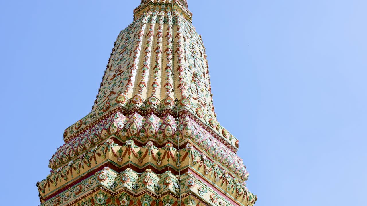 태국 방 의 은 하늘 을 배경 으로 장식 된 타일 스투파