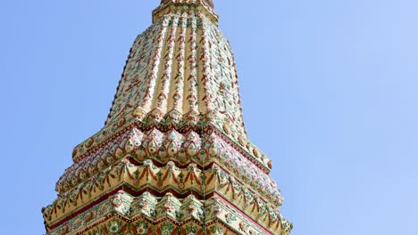 estupa adornada con azulejos contra el cielo despejado en bangkok, tailandia