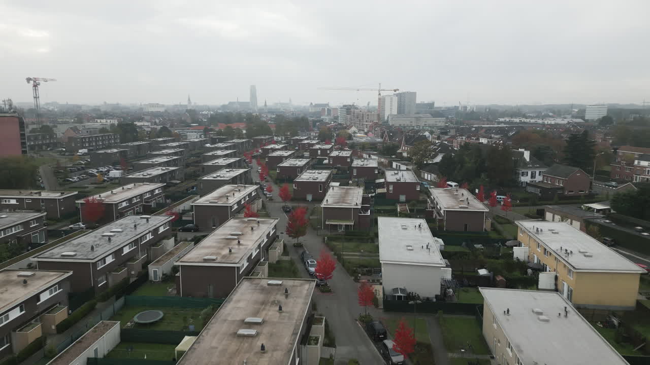 벨기에의 상자 모양의 주거 건물, 안개가 많은 날의 공중 드론 전망