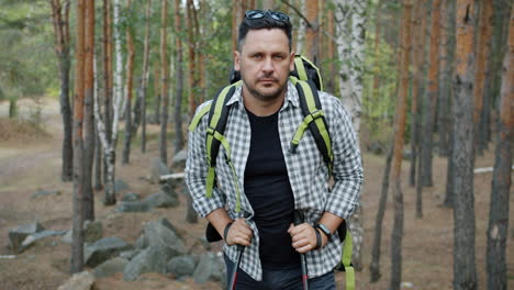 hombre caminando en un bosque