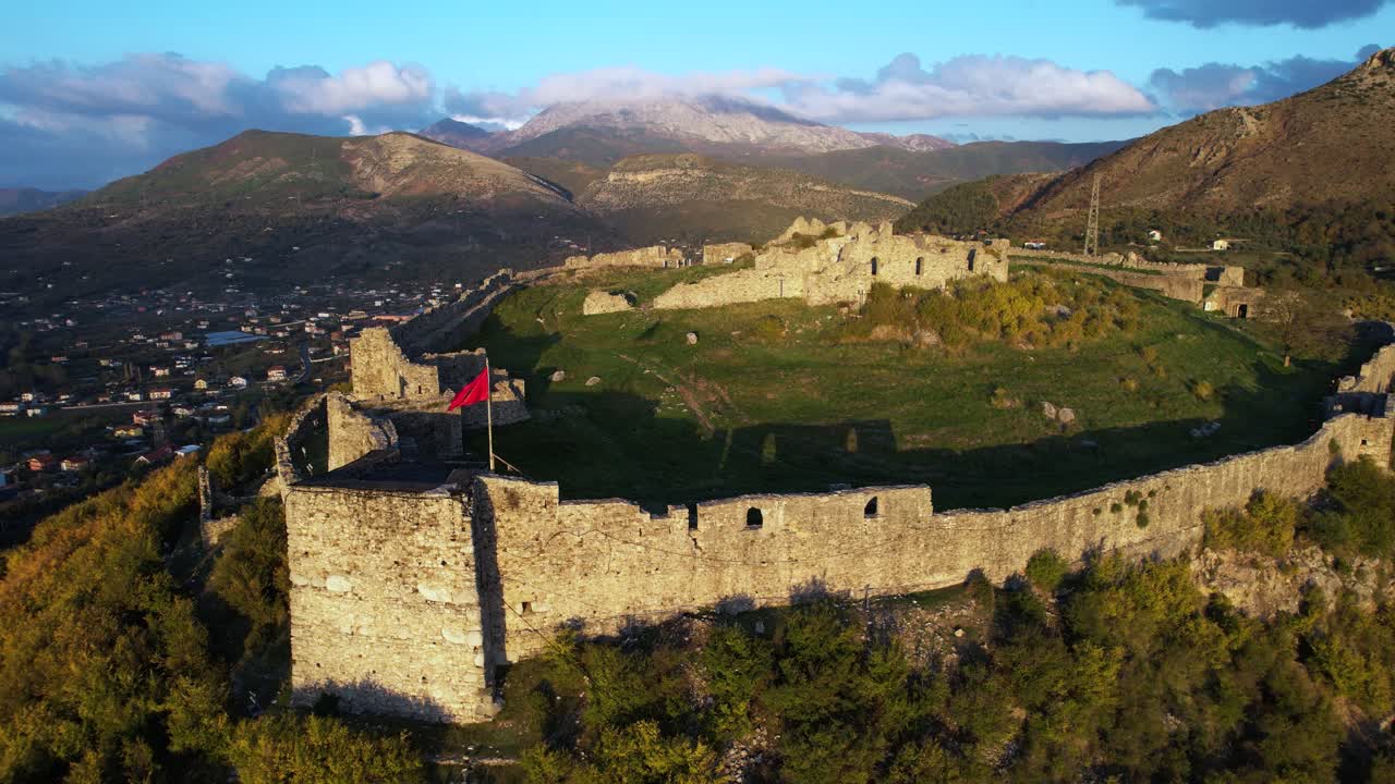 Panorami dell'Albania: antiche mura del castello di Lezhë, fortezza medievale e sito archeologico