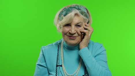 anciana abuela caucásica mujer con billetes de dinero hablando en teléfono móvil