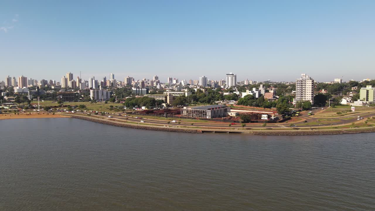 Ripresa aerea di una città metropolitana costiera, città situata vicino al mare.
