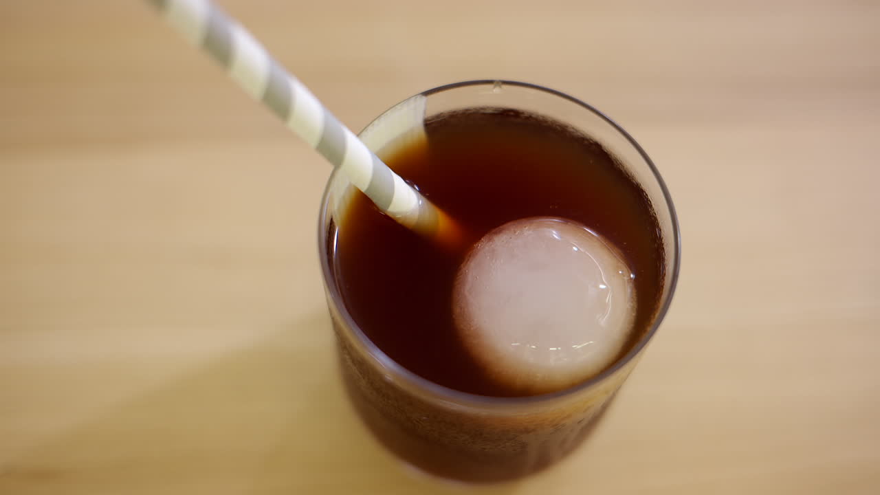 Bicchiere di caffè freddo con ghiaccio e cannuccia