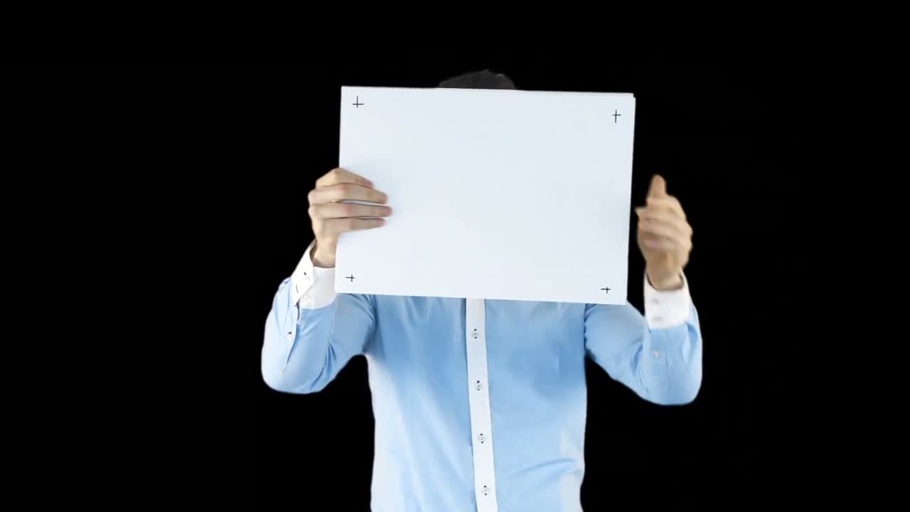 우아한 미소 짓는 남자가 카드를 떨어뜨린다