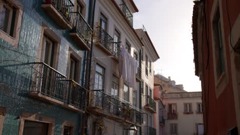 Paredes-Típicas-De-Cerámica-Con-Balcones-De-Hierro-Forjado-En-Las-Calles-De-Lisboa,-Portugal