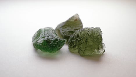auténticas rocas de moldavita crudas piedras preciosas de cristal 4k 30p tomas macro