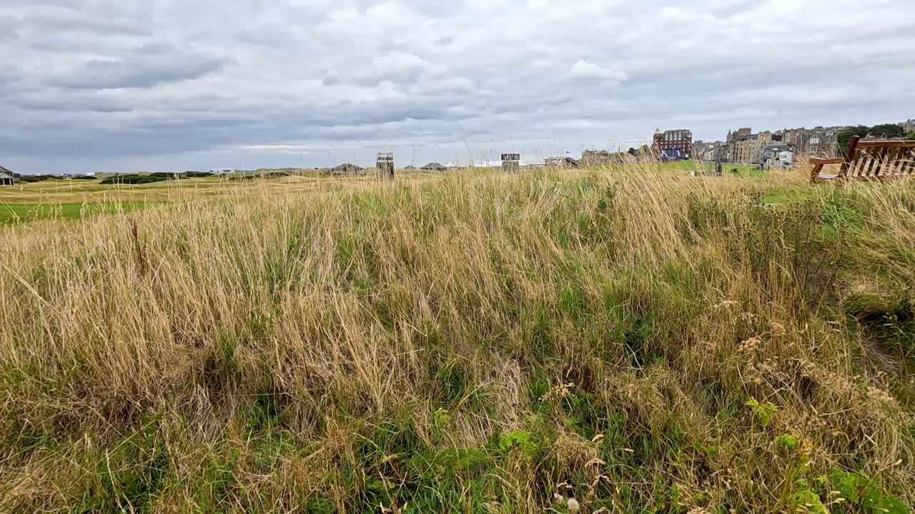 Placa avisa sobre tacadas de saída no campo de golfe