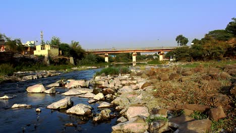 imágenes estáticas de agua que fluye en un río