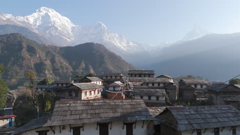 las casas tradicionales en el pueblo de ghandruk, kaski, nepal son capturadas por un dron.