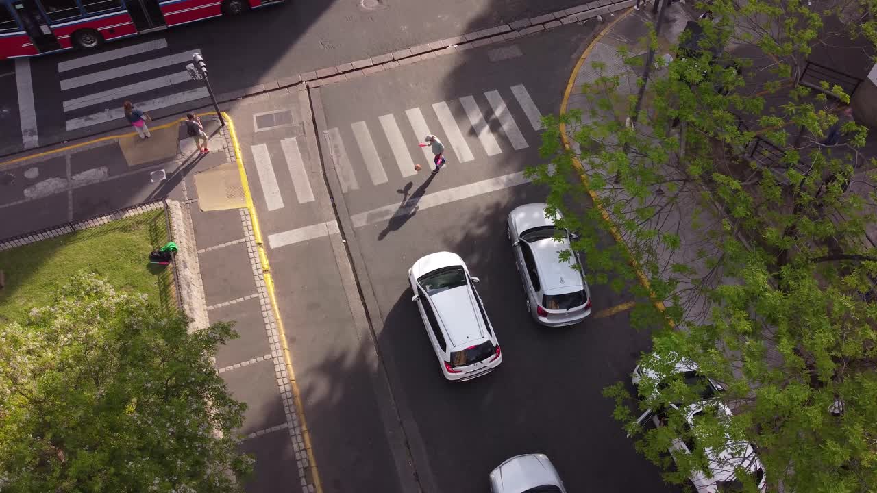 malabarista entreteniendo a los automovilistas en el semáforo, buenos aires