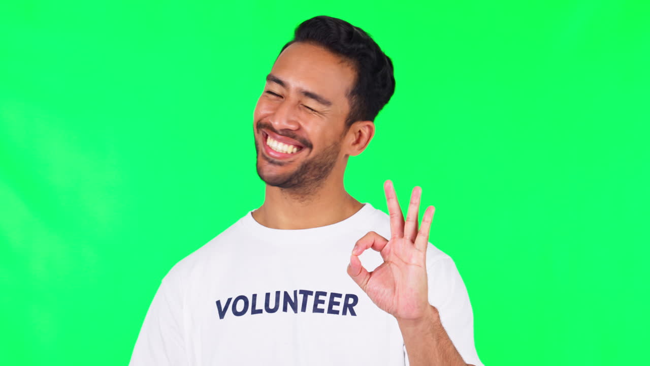 Segno OK, volontario e uomo su schermo verde