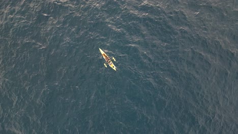 Un-Pescador-En-Un-Kayak-De-Pesca-Amarillo-En-Medio-Del-Océano-Pacífico